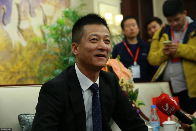 美女撒尿脱裤子全过程